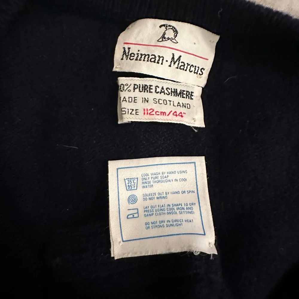VTG CASHMERE MENS NEIMAN MARCUS PULLOVER V-NECK NAVY SWEATER - Picture 6 of 6
